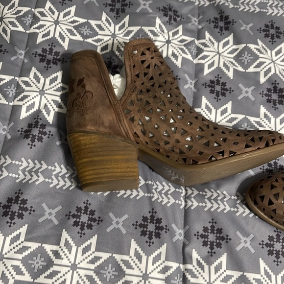 NWOT Boutique Purchased gorgeous brown leather booties - Picture 4 of 4